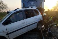 В Днепропетровской области грузовой поезд столкнулся с автомобилем, пассажиры погибли