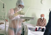 У Росії медсестра одягла прозорий захисний костюм на бікіні та була покарана