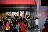 Атака на полицейских и аресты: еще в двух городах США прошли массовые протесты