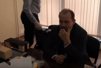 В России взяточник во время обыска съел вещдок и подавился (видео)