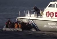 Грецька берегова охорона зі зброєю атакувала катер мігрантів з Туреччини (відео)