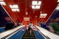 У Німеччині чоловік "з коронавірусом" облизував поручні в метро