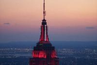 Empire State Building подсветили красным в знак благодарности медикам