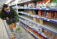 Украинцам с коронавирусом разрешили выходить в аптеки и магазины
