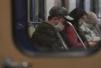 В Киеве более 70 муниципальных стражей контролируют ношение масок в метро