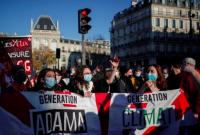 Протесты в Париже: силовики применили слезоточивый газ на акции против насилия полиции