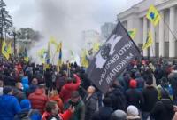 Протест "евробляхеров" под Верховной Радой продолжаются. В ход пошли дымовые шашки и крепкие слова