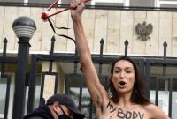 Активистка Femen обнажилась у посольства Польши в Киеве