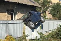 В Черновцах полицейский на BMW снес светофор и врезался в забор