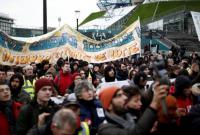 Во Франции возобновились акции протеста "желтых жилетов", сотни задержанных