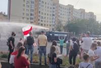 В Беларуси правоохранители применили против активистов водомет