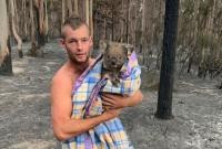 Молодой житель Австралии спас десятки коал на фоне бушующих пожаров
