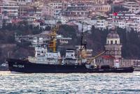 В Черное море на буксире завели военный российский корабль