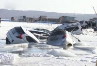 В России несколько десятков машин рыбаков провалились под лед