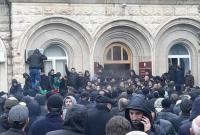 В Абхазии протестующие захватили администрацию "президента"