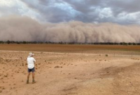 Австралию накрыли мощные пылевые бури, а за ними - град