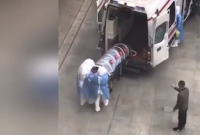 В сети появилось жуткое видео транспортировки больного новым коронавирусом в Китае