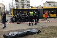 В Киеве легковушка протаранила троллейбус и остановку: есть погибший и пострадавшие