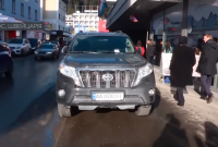 Украинец в Давосе припарковался на тротуаре и был наказан