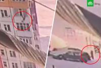 Россиянка упала с девятого этажа в сугроб, встала и пошла (видео)
