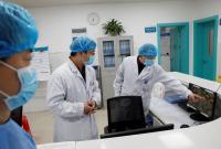 Bloomberg: коронавирус из Китая способен распространяться незамеченным через людей без симптомов