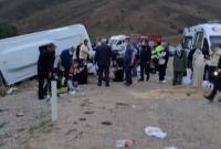 В Турции перевернулся автобус со студентами: десятки пострадавших