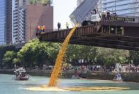 В Чикаго с моста в реку сбросили 70 тыс. резиновых уточек: зачем