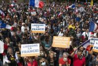 Во Франции жители протестуют против пунктов санитарных пропусков: есть задержанные