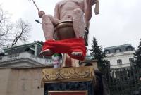 У российского посольства в Праге установили статую голого Путина