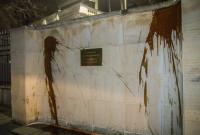 Стены посольства России в Чехии облили кетчупом: задержали семь человек