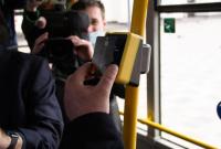 В Мариуполе запустили бесконтактную оплату в общественном транспорте (пока только в 10 автобусах одного маршрута)