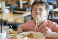 Уменьшили количество сахара и запретили сосиски: в Украине утвердили новые нормы школьного питания