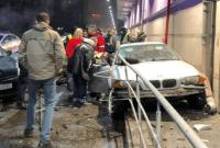 У Києві водій протаранив припарковані автомобілі та влетів у стіни ТРЦ Dream Town