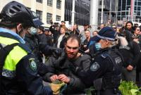 В крупнейших городах Австралии произошли беспорядки из-за протестов против ограничений, связанных с COVID-19