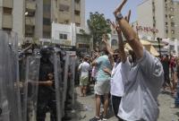 Ситуация в Тунисе: страна охвачена протестами, армия блокировала здание парламента