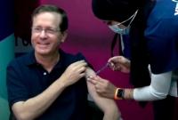 Президент Израиля одним из первых получил третью инъекцию вакцины Pfizer