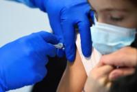 Во Франции подростков начали вакцинировать против COVID-19
