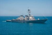 Ракетный эсминец США движется в Черное море