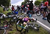 Во Франции на велогонке фанатка задела участников плакатом и спровоцировала массовую аварию