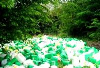 На Хмельниччині у лісі виявлено звалище пластикових каністр