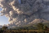 Столб дыма 5 км: в Индонезии снова проснулся вулкан Синабунг