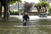 Австралию накрыло наводнение. Затопило дороги, вода достает до окон домов