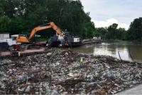 Ситуация с загрязнением Тисы ухудшилась: Венгрия пожаловалась на тонны приплывающего из Украины и Румынии мусора
