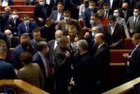 Порошенко и "Слуги народа" устроили потасовку в Раде из-за якобы пьяного нардепа (видео)