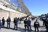 Не соблюдали дистанцию и ходили без масок: в Париже полиция разогнала отдыхающих