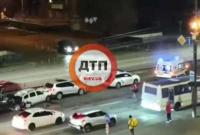 В Киеве водитель на скорости влетел в копа: видео масштабного двойного ДТП
