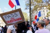 Тысячи медицинских работников во Франции отстранены от работы из-за того, что не прошли вакцинацию