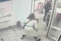 В Москве мужчина в женском платье напал с топором на посетителей магазина