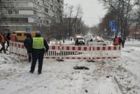 Очередной провал: в Киеве из-за аварии на коллекторе посреди дороги образовалась дыра