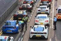 Колонну из 45 суперкаров остановила полиция в Гонконге (ВИДЕО)